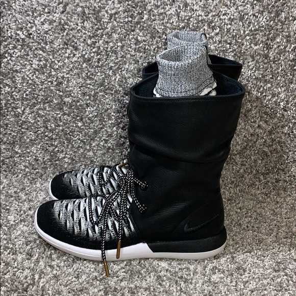 Women’s Nike ROSHE TWO HI FLYKNIT Boots - Picture 4 of 8